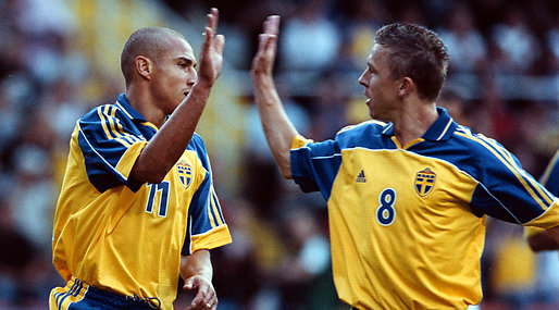 Henrik Larsson y Fredrik Söderström en un partido con la selección sueca 