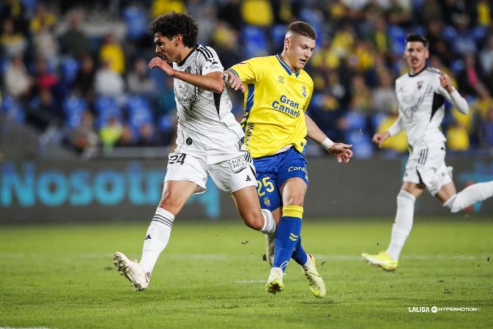 Las Palmas sufre pero mantiene el liderato