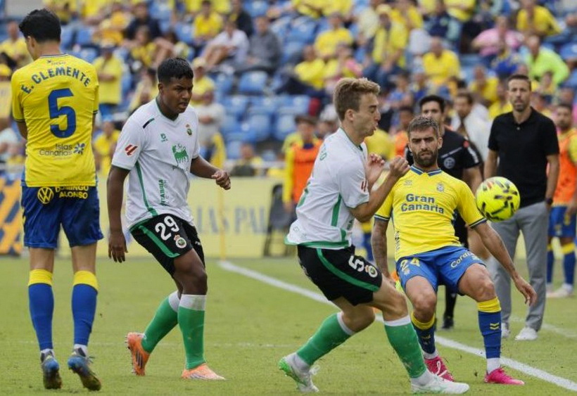 La UD Las Palmas se exhibe ante el líder