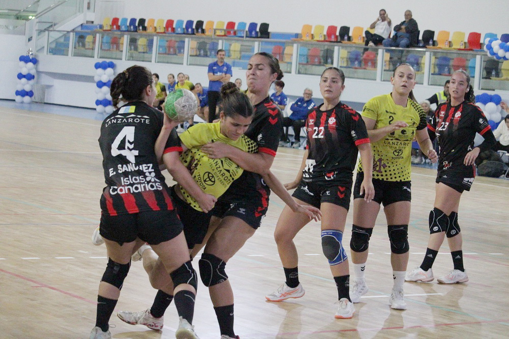 El Puerto del Carmen estrena con victoria el nuevo Palacio de Deportes de Arrecife