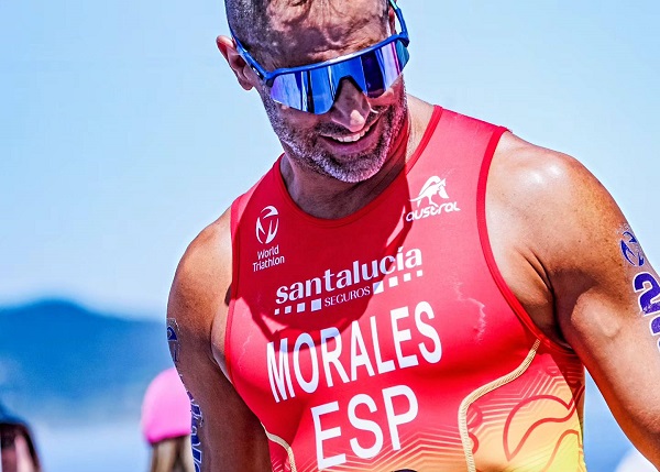 Lionel Morales recibe la Insignia de Oro de la Federaci&oacute;n Espa&ntilde;ola de Triatl&oacute;n